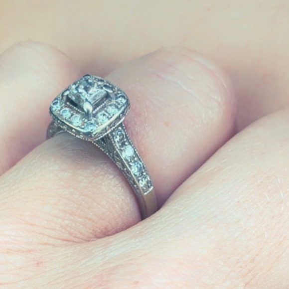 White gold and diamond engagement ring - Picture 3 of 4